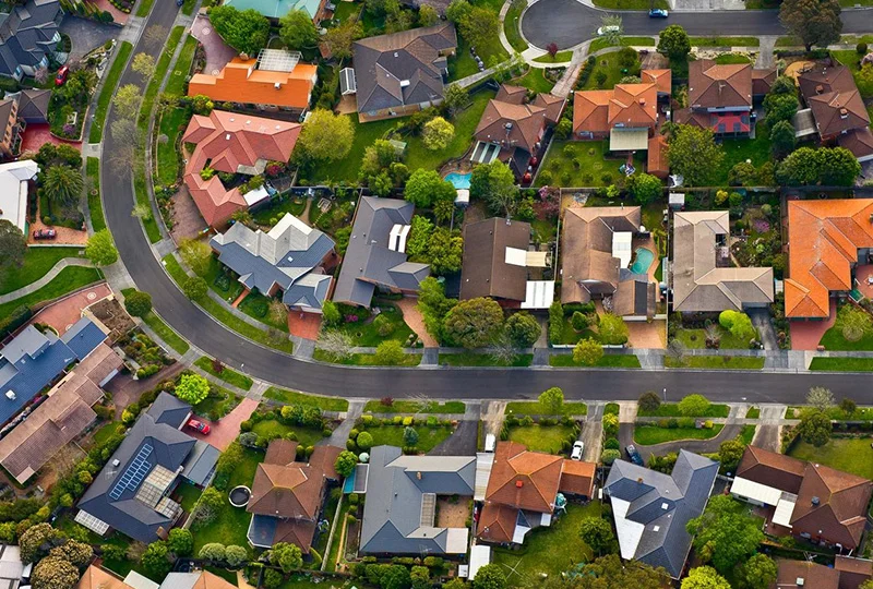 A bird 's eye view of houses in the suburbs.